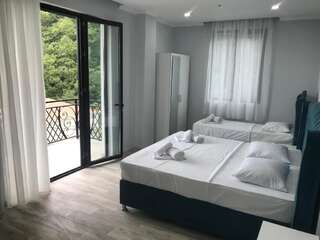 Отель Best Point Hotel Батуми Трехместный номер с балконом-10