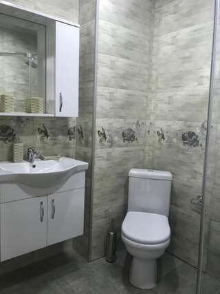 Отель Best Point Hotel Батуми Трехместный номер с балконом-1